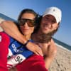 Laura Wontorra und Riccardo Basile am Strand