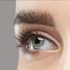 Frau mit geschwungenen Wimpern