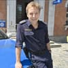 Max Müller als Michi Mohr am Polizeiauto