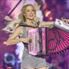 Melissa Naschenweng mit Akkordeon