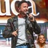 Michael Wendler singt auf der Bühne in ein Mikrofon
