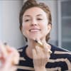 Frau trägt Concealer auf