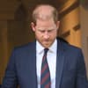 Prinz Harry schaut ernst nach unten 