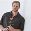 Sebastian Paul mit Rose