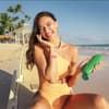 Frau am Strand mit Sonnencreme