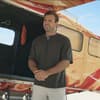 Tim Reitz vor Flugzeug