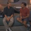Tim Reitz sitzt mit Sebastian Paul auf Bett