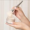 Frau mit Puder Dose und Pinsel