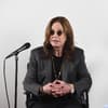 Ozzy Osbourne auf Stuhl mit Mikro