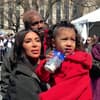 Kim Kardashian mit north west auf dem arm