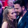 Michael Wendler flüstert Laura Müller etwas ins Ohr, während die zur Seite schaut