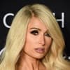 Paris Hilton guckt neutral.