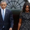 Barack und Michelle Obama gucken nach unten