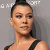 Kourtney Kardashian schaut zur Seite