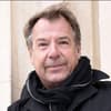 Patrick Lindner vor einer Säule, lächelt leicht
