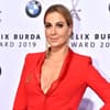Charlotte Würdig im roten Blazer