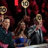 Die "Let's Dance"-Jury hält die Zehn-Punkte-Tafel nach oben