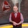 Horst Lichter vor dem "Bares für Rares"-Logo