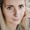Anna Heiser macht ein Selfie im Auto