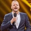 Mario Barth mit Mikrofon auf der Bühne