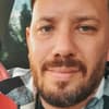 Florian Köster macht im Auto ein Selfie