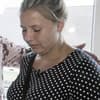 Sarafina Wollny guckt traurig nach unten.