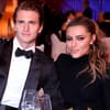 Alex Zverev und Sophia Thomalla sitzen nebeneinander