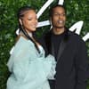 Rihanna und A$AP Rocky vor grünem Hintergrund