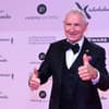 Frédéric Prinz von Anhalt zeigt Daumen nach oben
