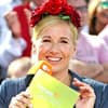 Andrea Kiewel mit Blumen im Haar