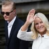 Mette-Marit von Norwegen winkt neben Marius