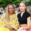 Natascha und Cheyenne Ochsenknecht sitzen nebeneinander