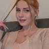 Loredana Wollny spielt mit einer Haarsträhne