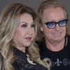 Carmen Geiss guckt ernst zu Seite, Robert Geiss trägt eine Sonnenbrille und lächelt