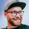 Mark Forster guckt zur Seite 