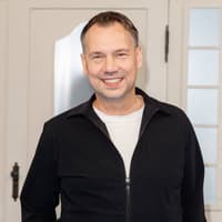 Sebastian Fitzek lacht