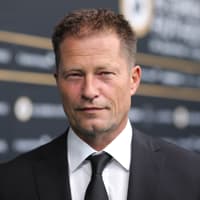 Til Schweiger lächelt leicht