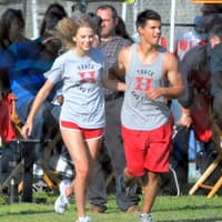 Taylor Swift und Taylor Lautner auf einem Spielfeld