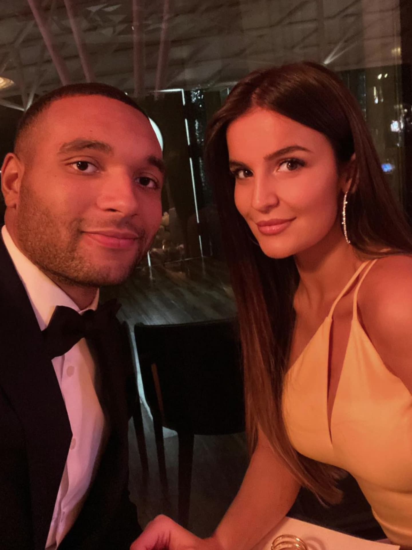 Jonathan Tah mit Ehefrau Luisa in Abendkleidung