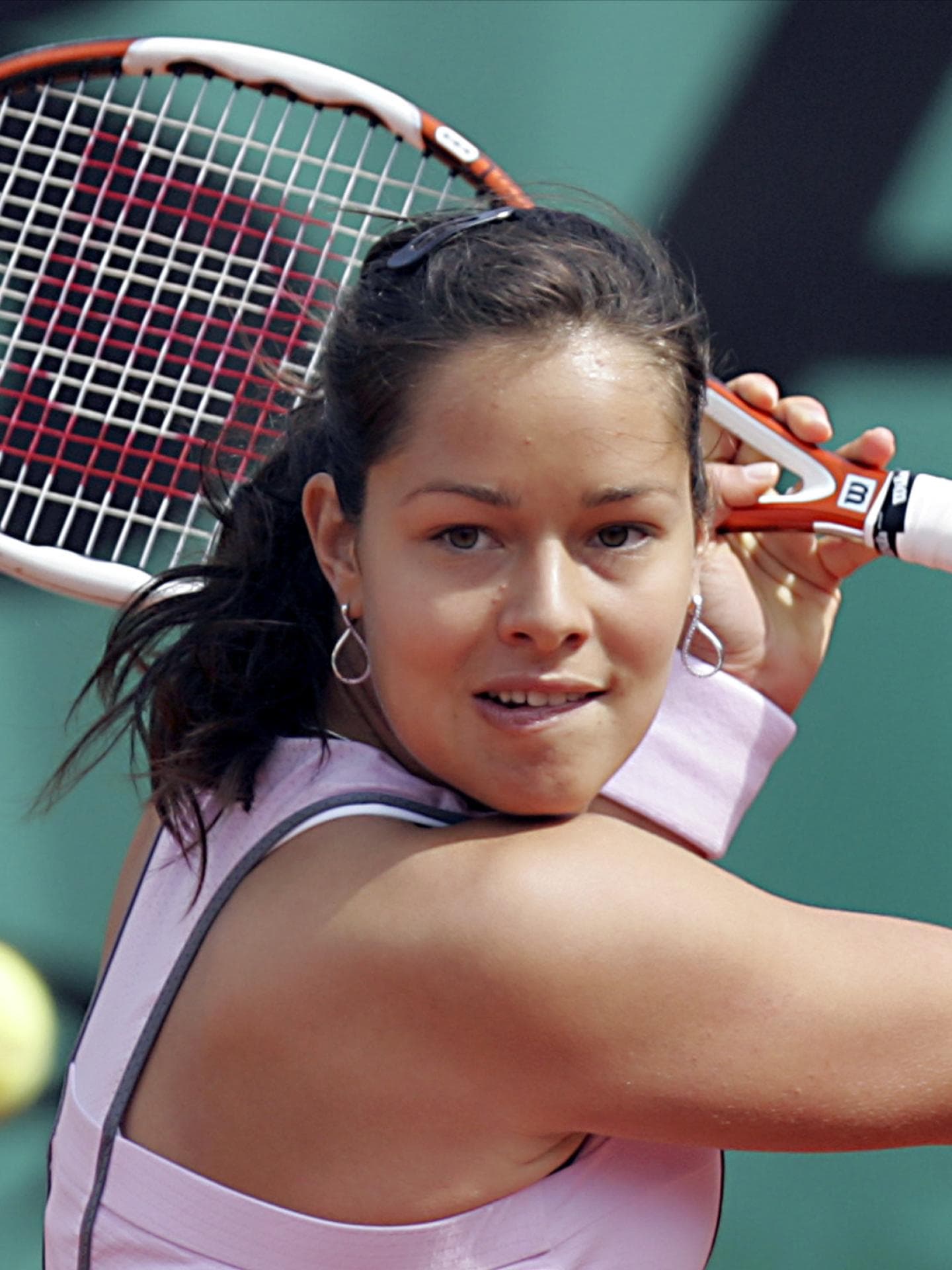 Ana Ivanović beim Tennisspielen im Jahr 2006