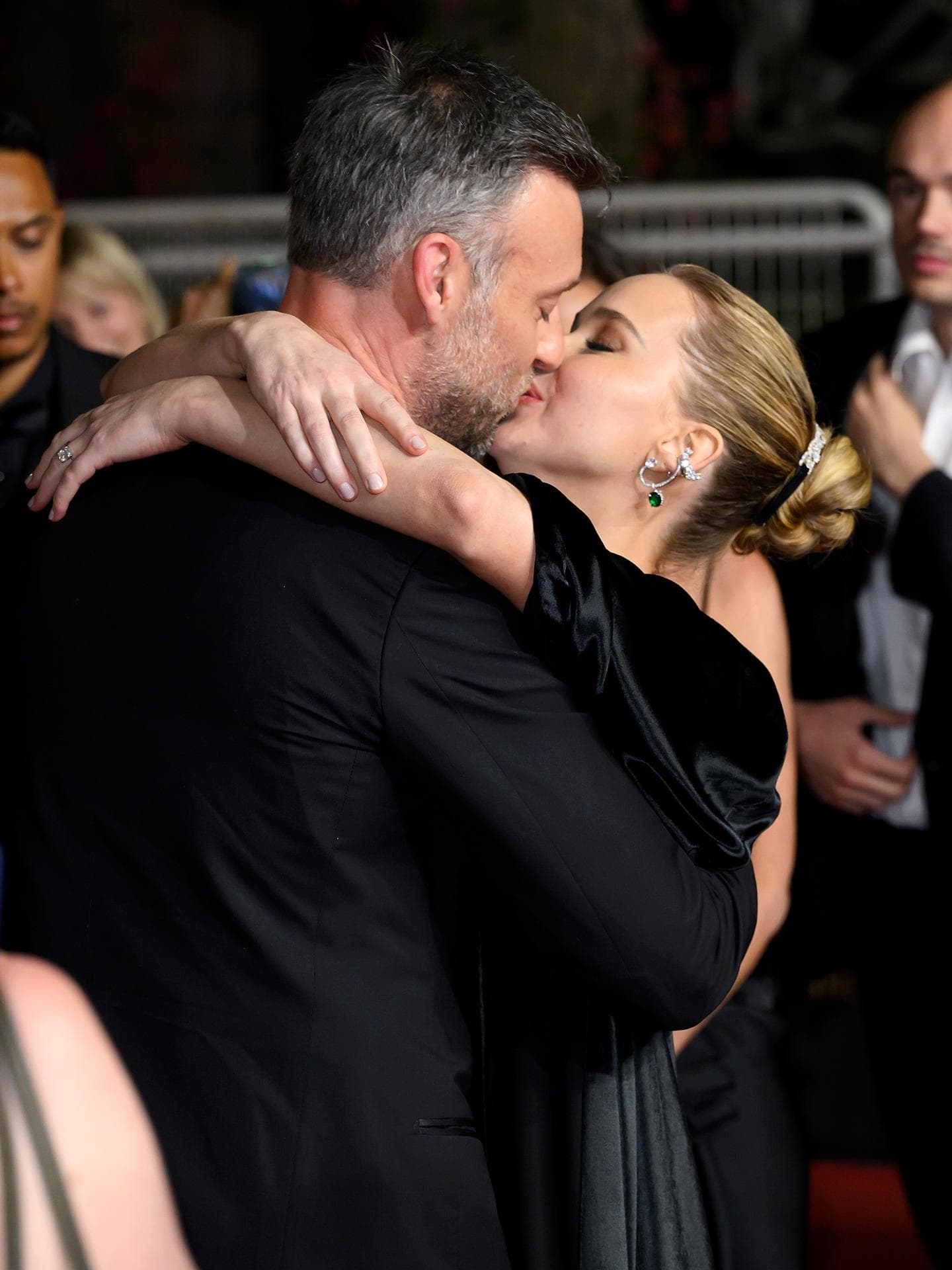 Jennifer Lawrence küsst Ehemann Cooke Maroney in Cannes 2025