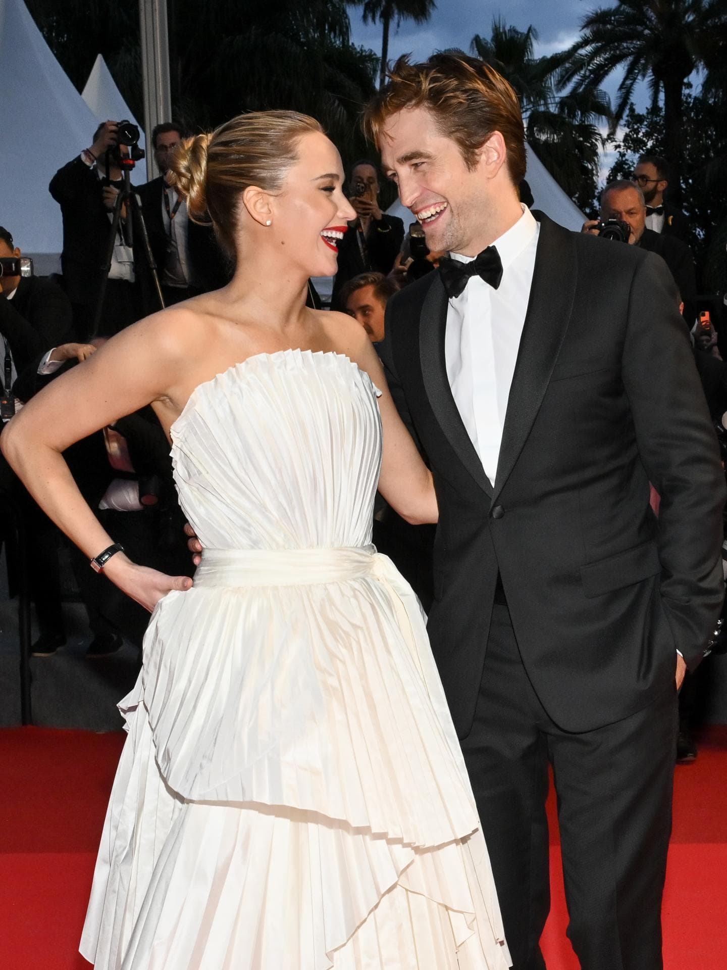 Jennifer Lawrence lacht mit Robert Pattinson auf dem Red Carpet in Cannes