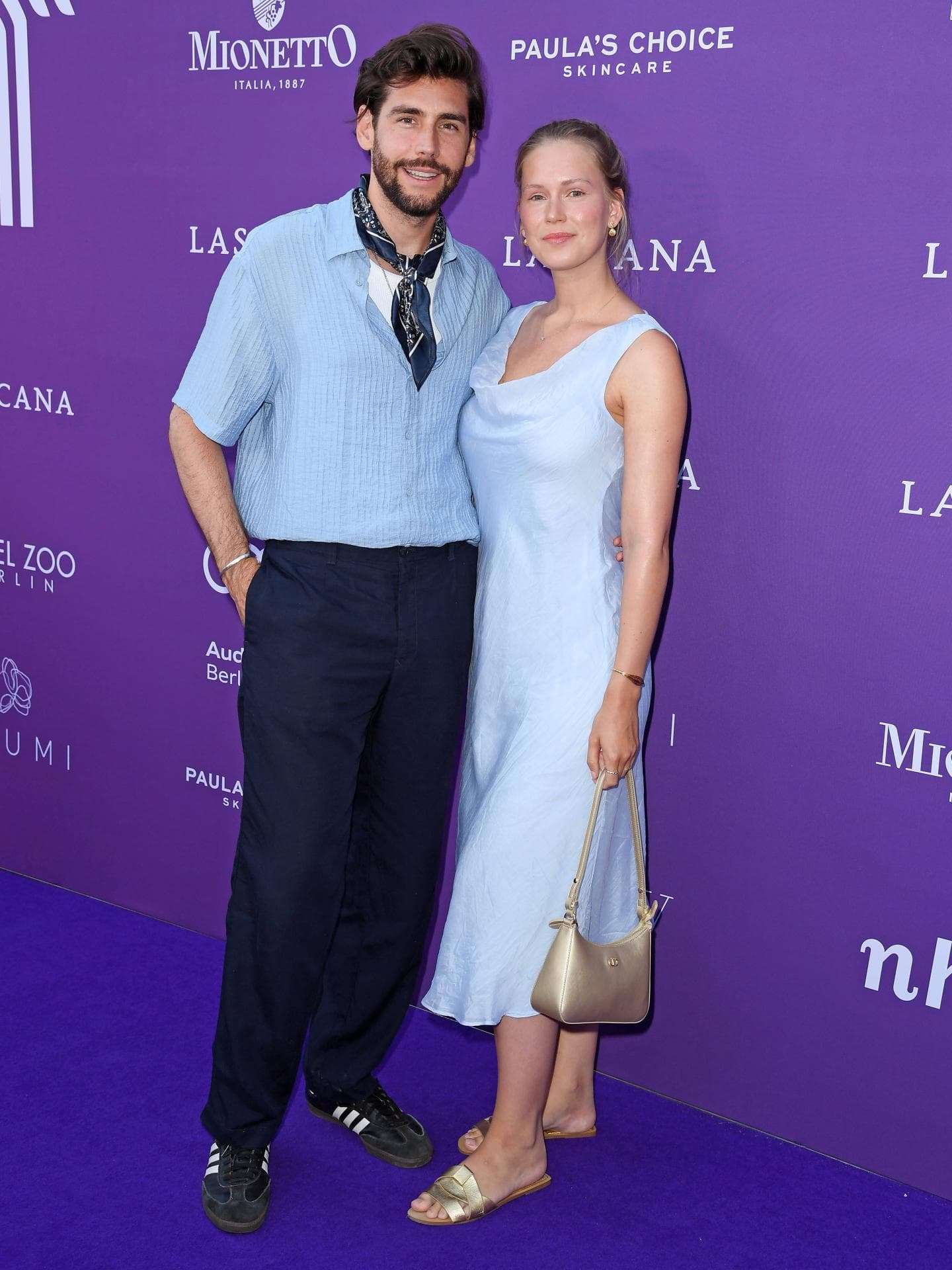 Alvaro Soler und Ehefrau Melanie auf der Berlin Fashion Week 2025