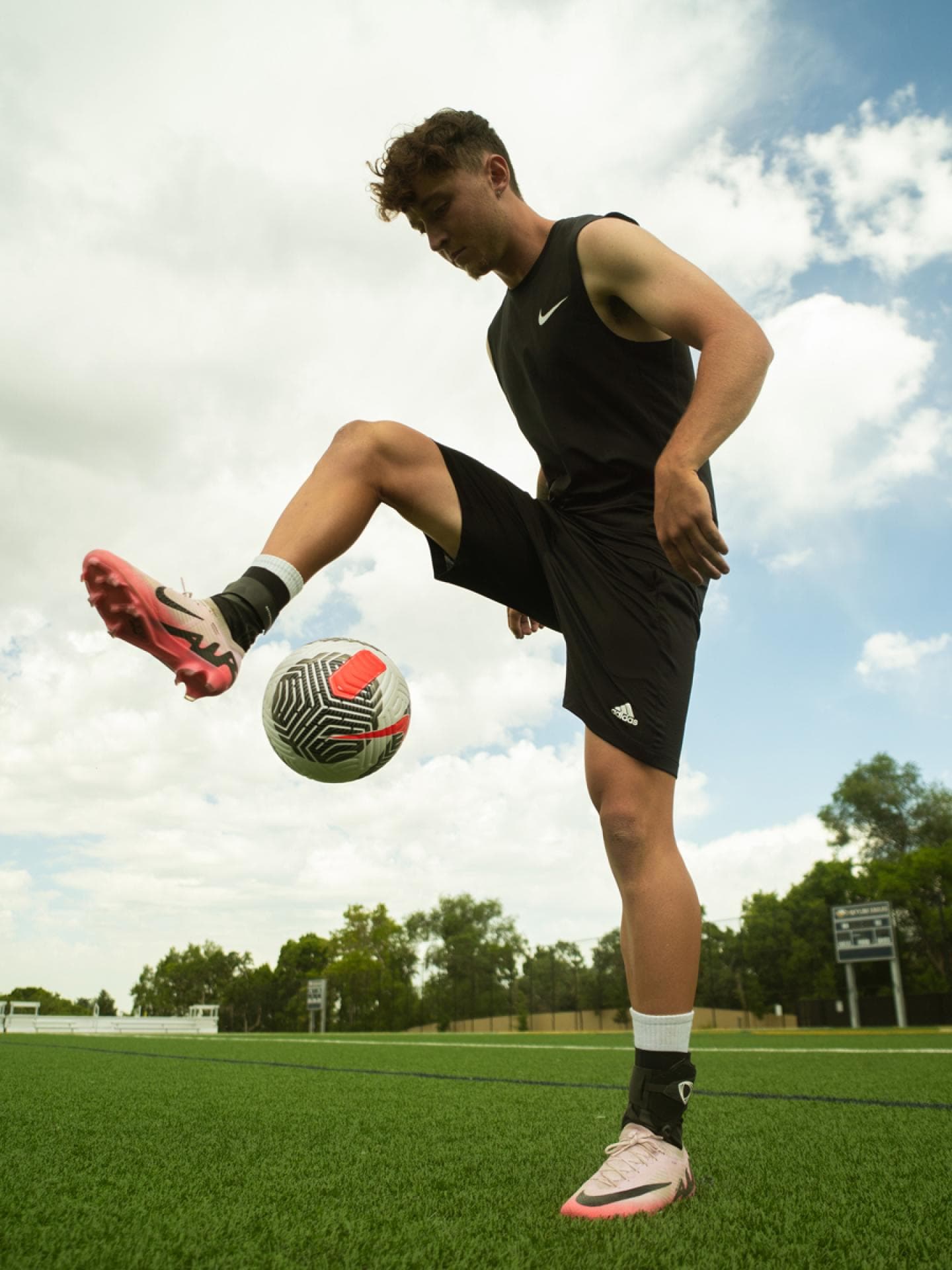 Sprunggelenkbandage von The BetterGuard im Einsatz beim Fußball