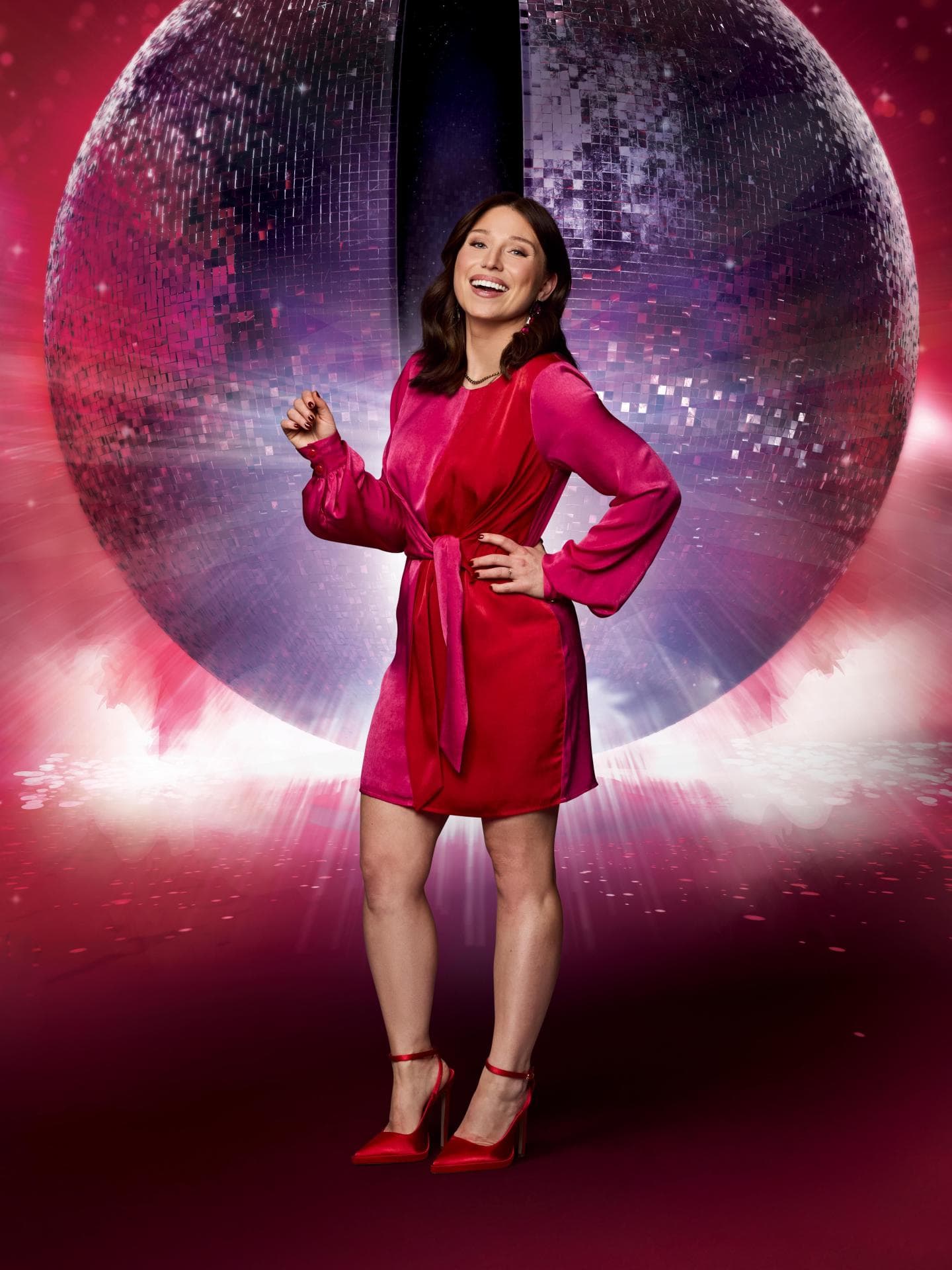 Bianca Heinicke im roten Kleid vor Disco-Kugel