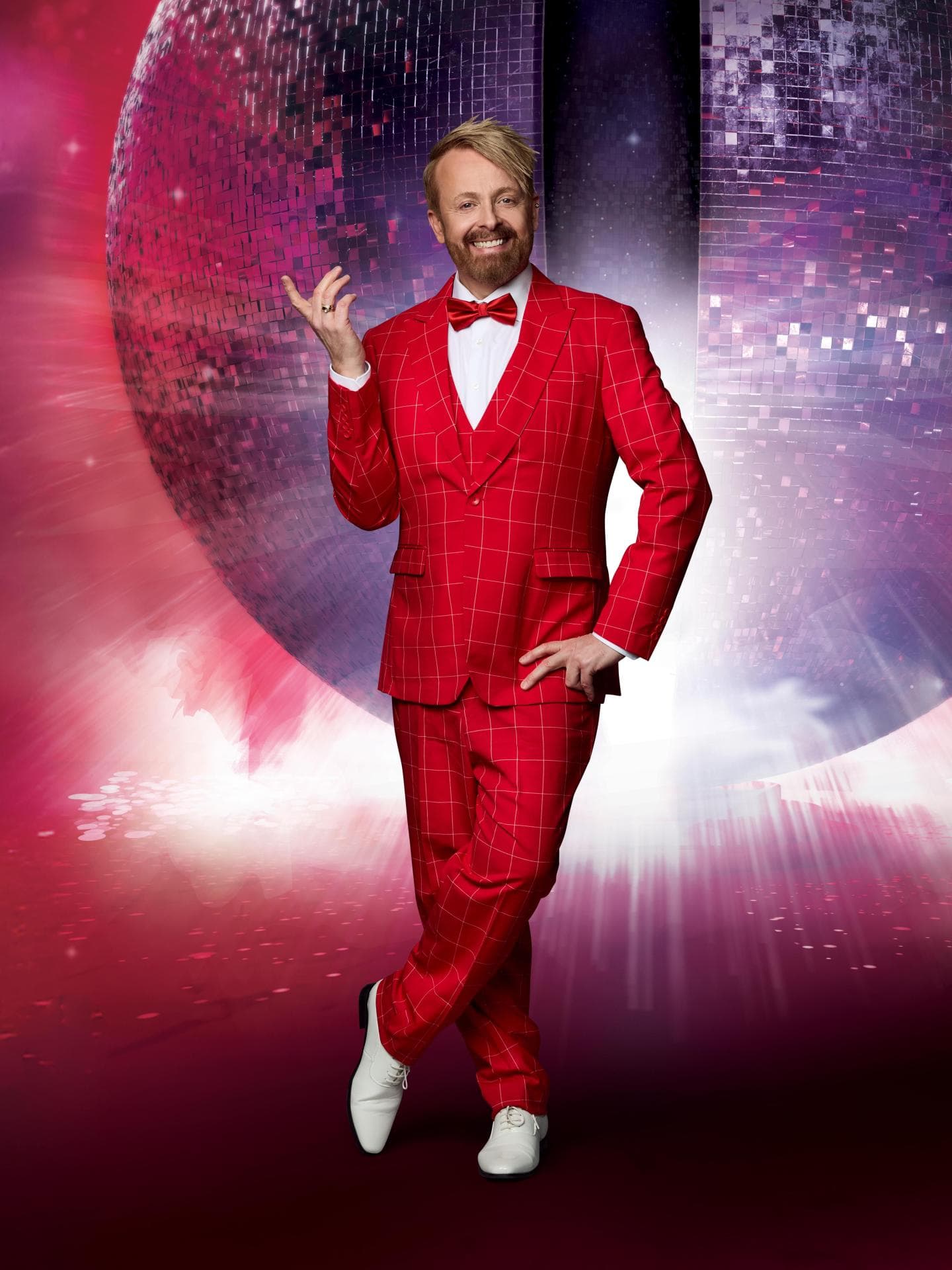 Ross Antony im roten Anzug vor Discokugel