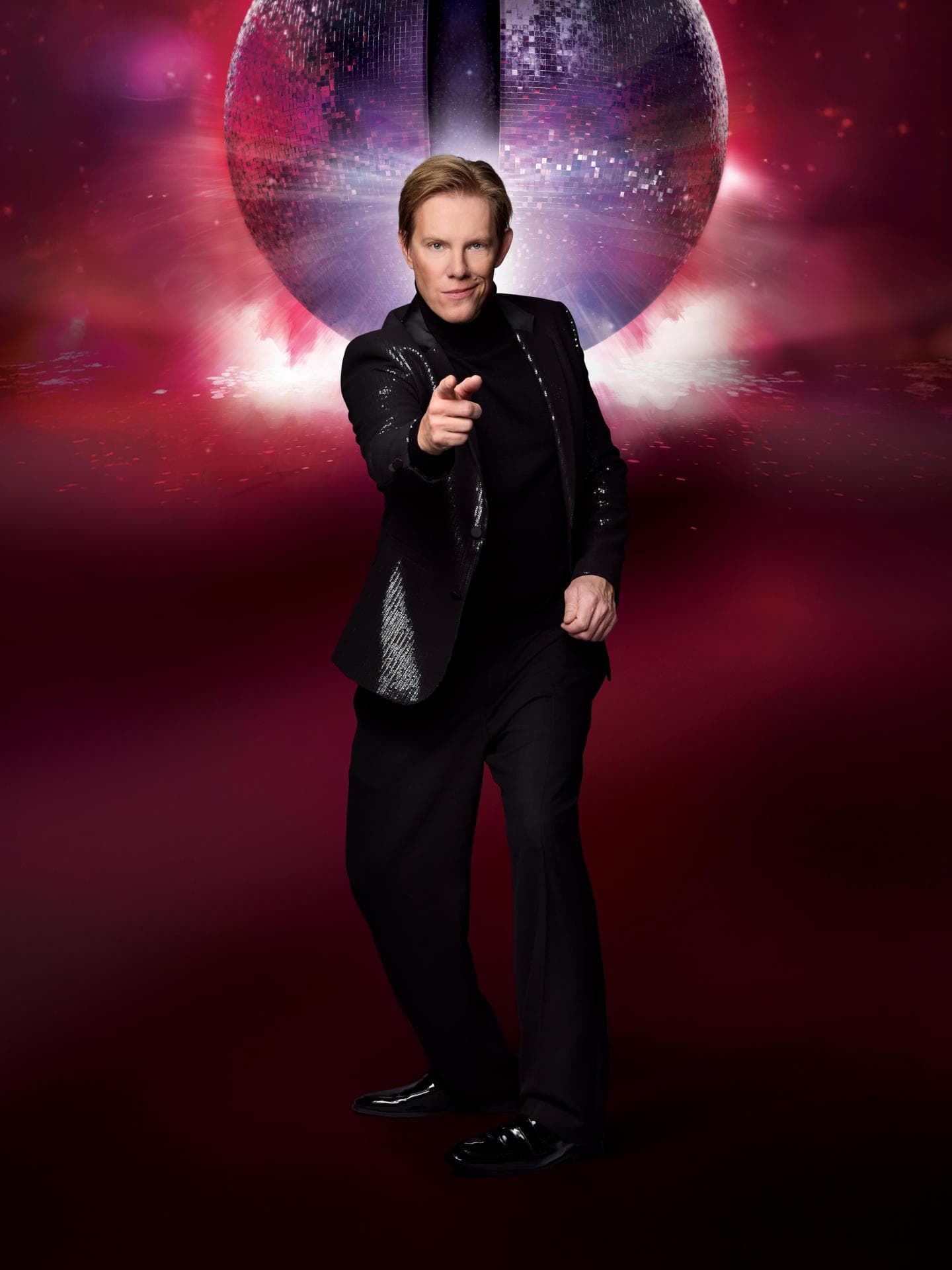 Simon Gosejohan im Glitzer-Anzug