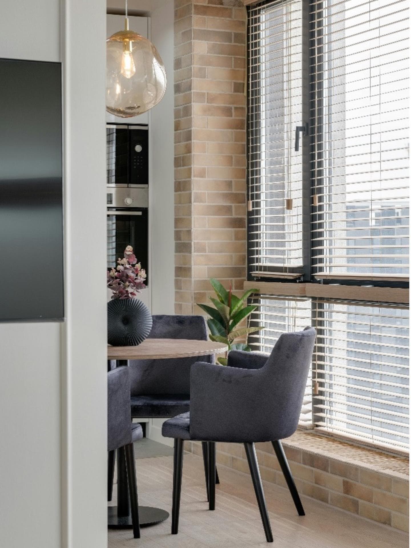 Ein Wohnbereich mit hellen Rollos