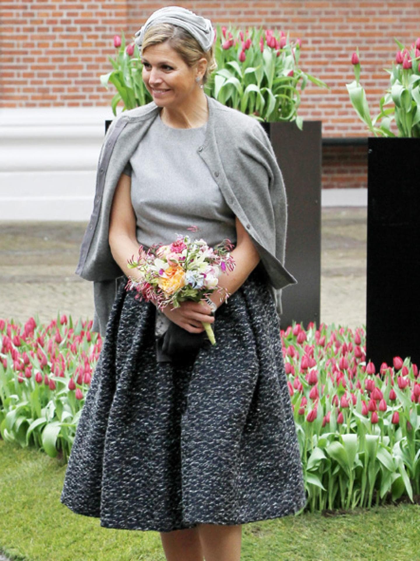 Königin Máxima in einem grauen Ensemble