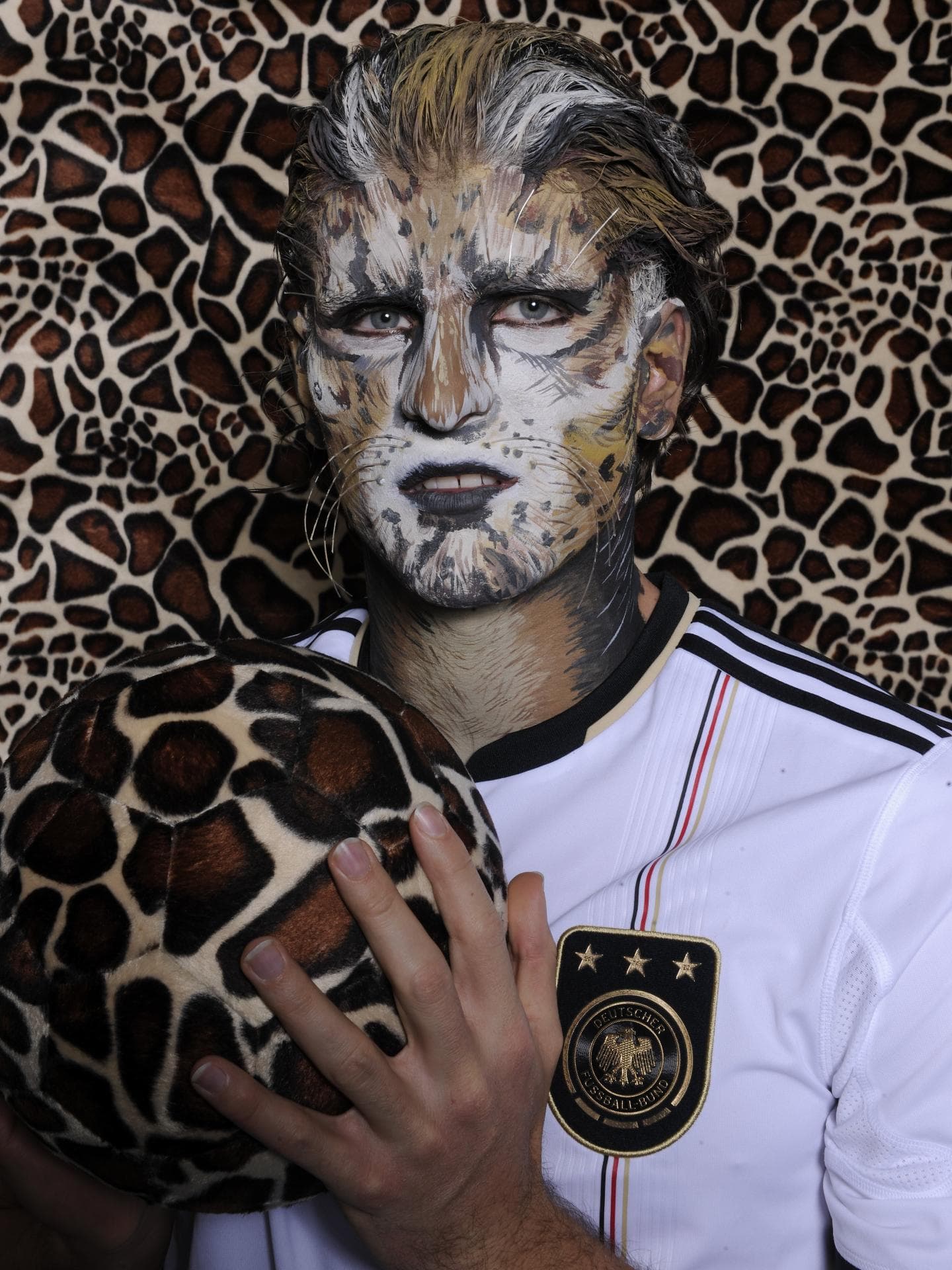 Mario Gomez als Leopard zum DFB-Fotoshooting im Rahmen der WM 2010